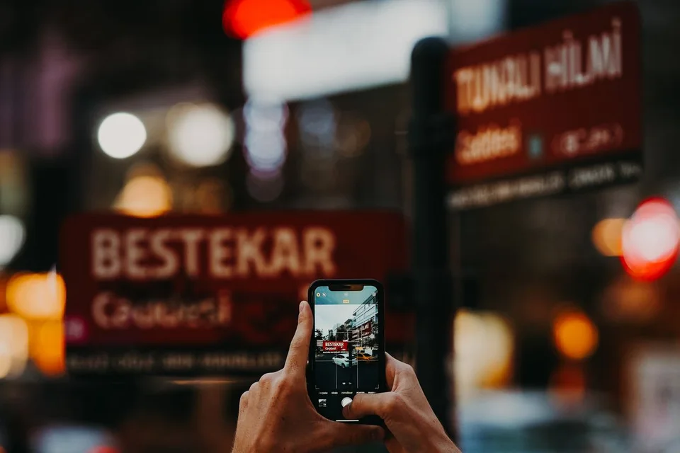 Akşam ışıkları altında Bestekar ve Tunalı Hilmi sokak tabelaları
