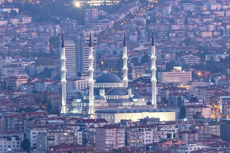 Ankara şehir dokusu içinde Kocatepe Camii