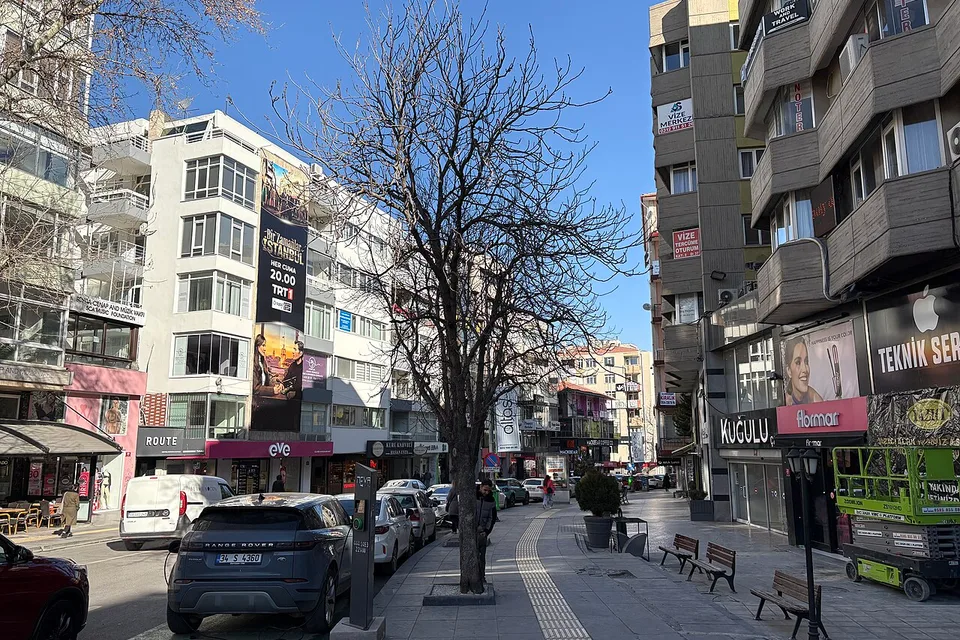 Tunalı Hilmi Caddesi üzerindeki binalar ve cadde görünümü